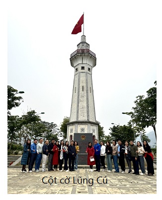 du_khach_tu_hao_chup_hinh_luu_niem_duoi_chan_cot_co_lung_po